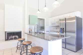 2013 Plymouth Rock Dr in Richardson, TX - Foto de edificio - Building Photo