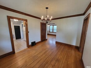 1021 W Hanssler Pl in Peoria, IL - Foto de edificio - Building Photo