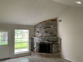 117 Bastrop St in Angleton, TX - Building Photo