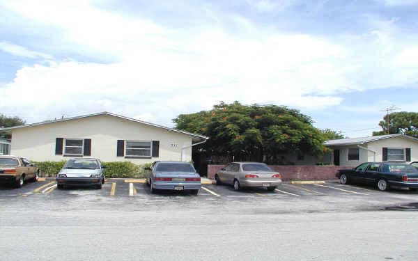 281 NW 40th St in Oakland Park, FL - Foto de edificio - Building Photo