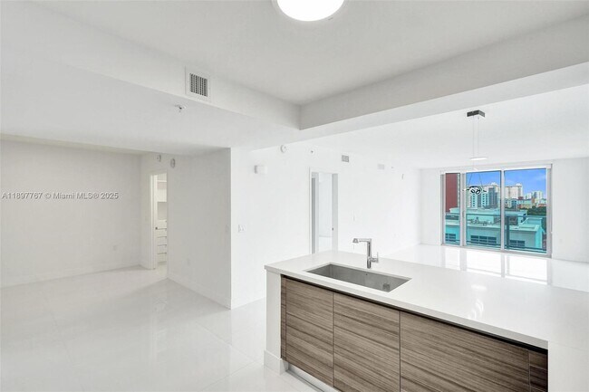 330 Sunny Isles Blvd in Sunny Isles Beach, FL - Building Photo - Building Photo