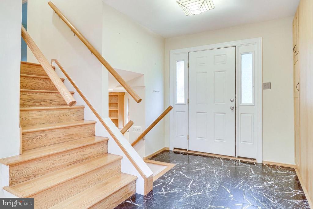 9907 Corsica St in Vienna, VA - Building Photo