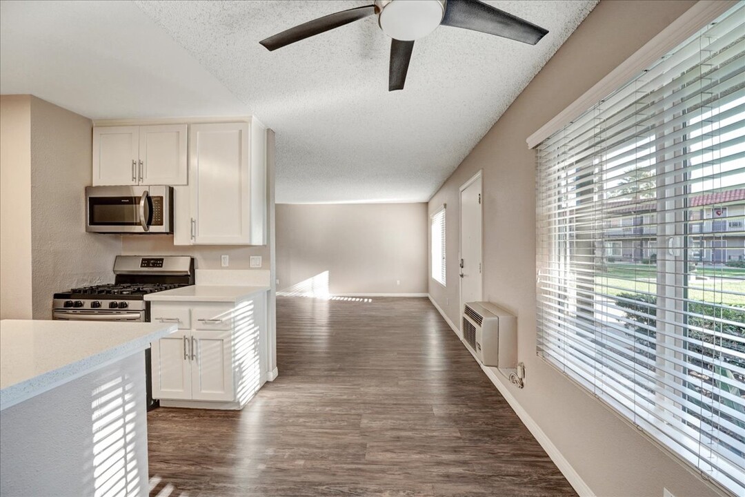 The Courtyards Apartment Homes in Norwalk, CA - Foto de edificio