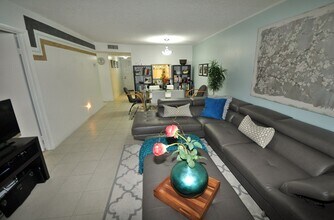 1225 Riverside Dr in Coral Springs, FL - Building Photo - Building Photo