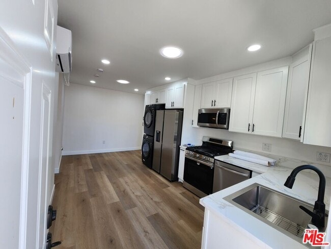 22329 Gifford St in Los Angeles, CA - Building Photo - Building Photo