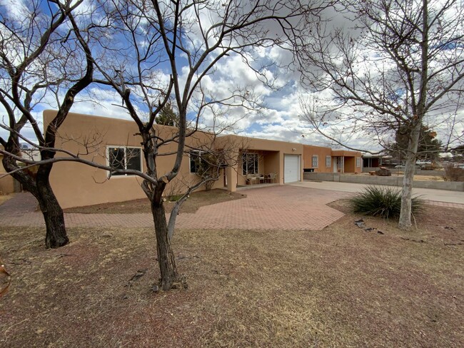 1616 Cagua Dr NE in Albuquerque, NM - Building Photo - Building Photo