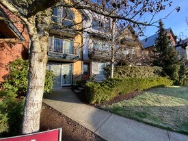 1406-1406 Jingle Pot Rd in Nanaimo, BC - Building Photo