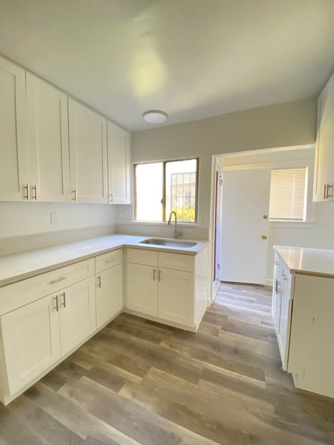 property at 1722 S Redondo Blvd