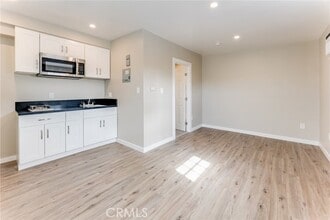 12008 Roscoe Blvd in Los Angeles, CA - Building Photo - Building Photo