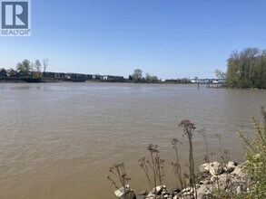 3 Rialto Ct in New Westminster, BC - Building Photo - Building Photo