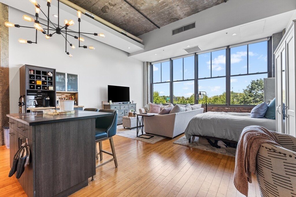 156 Porter St in Boston, MA - Building Photo