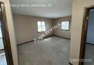 833 S Merton St in Aberdeen, SD - Building Photo - Building Photo