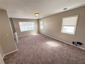5904 Warren Dr in Cicero, NY - Building Photo - Building Photo