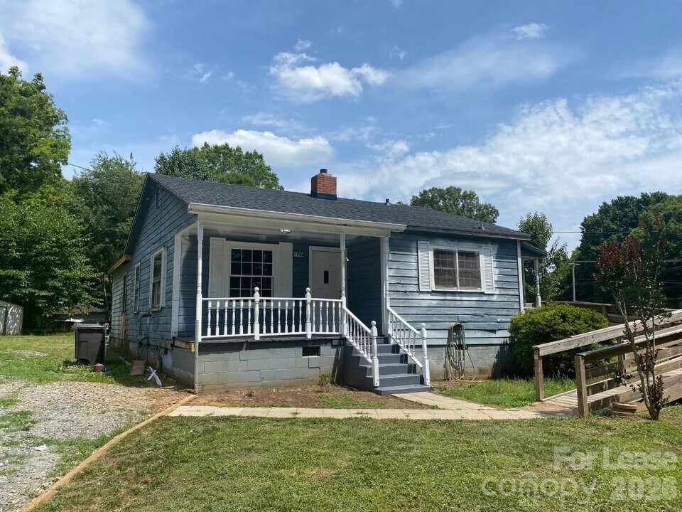 1323 7th St in Statesville, NC - Building Photo