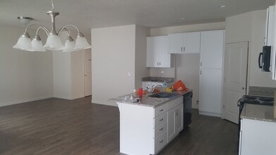 331 S 675 W in Centerville, UT - Foto de edificio - Building Photo