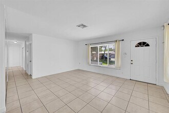 6421 SW 16th St in Pompano Beach, FL - Foto de edificio - Building Photo
