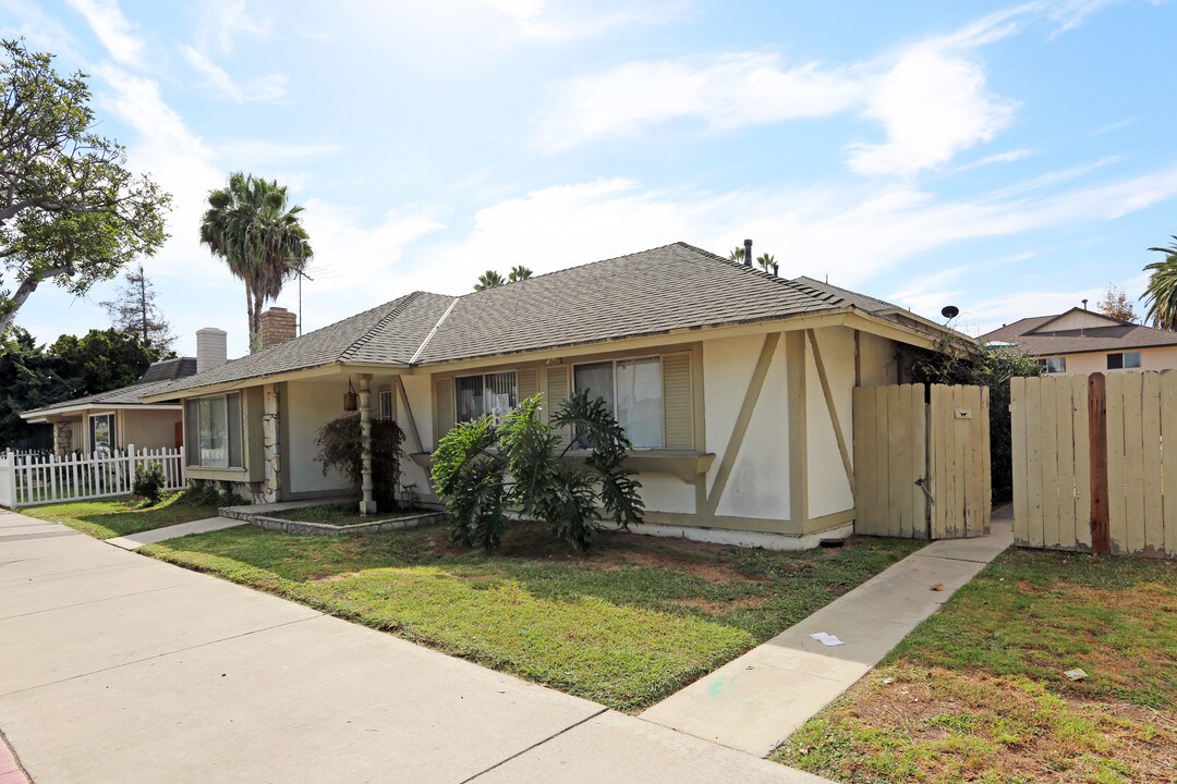 7022 Heil Ave in Huntington Beach, CA - Building Photo