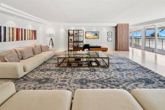 600 Grapetree Dr in Key Biscayne, FL - Foto de edificio - Building Photo