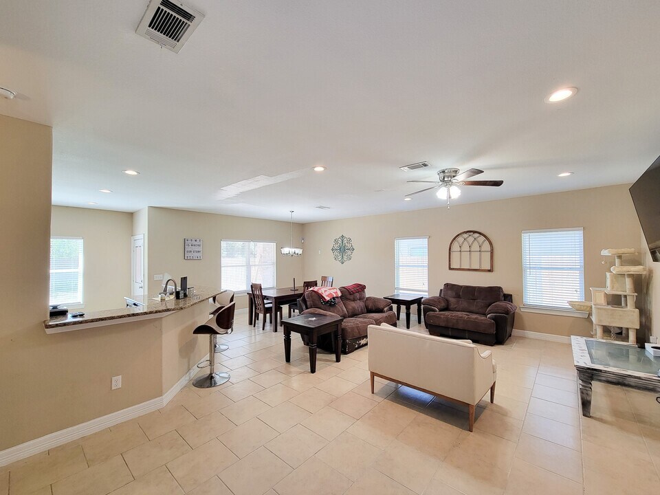 406 Elm Lake Dr in Huffman, TX - Foto de edificio