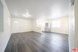 10376 Wilmington Ave in Los Angeles, CA - Building Photo - Building Photo