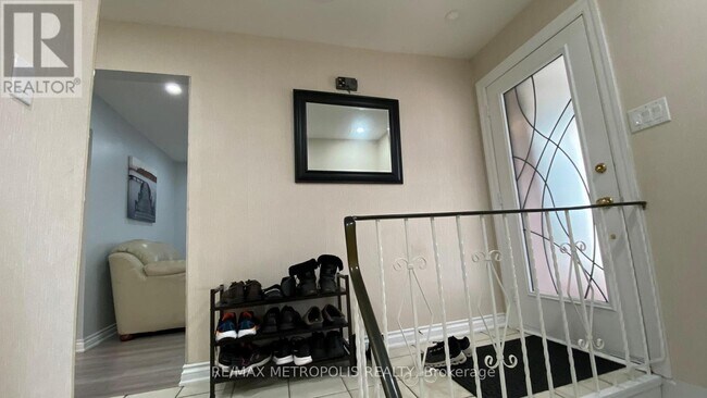 6 Madoc Dr in Brampton, ON - Building Photo - Building Photo