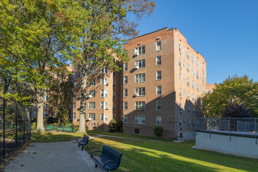 Bay Ter Co-Op in Bayside, NY - Foto de edificio