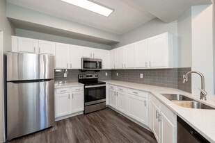 Kallisto at Bear Creek in Lakewood, CO - Building Photo