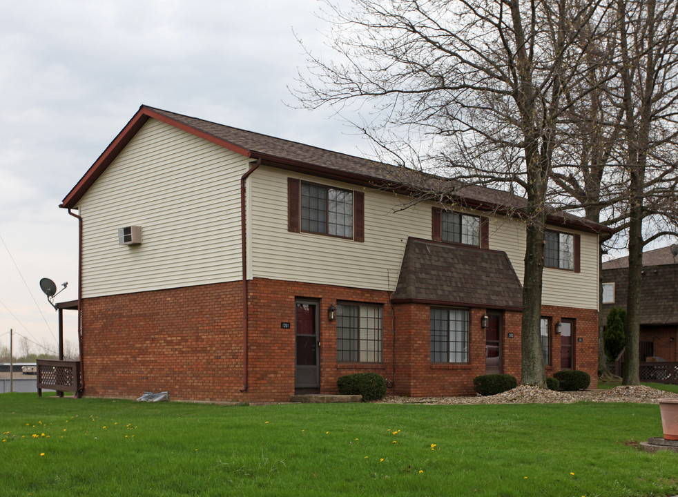 Pin Oak in Willard, OH - Foto de edificio