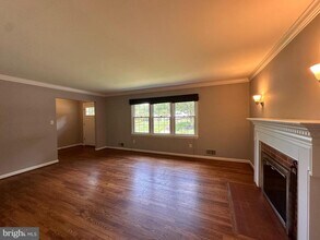 1954 Foxhall Rd in McLean, VA - Foto de edificio - Building Photo