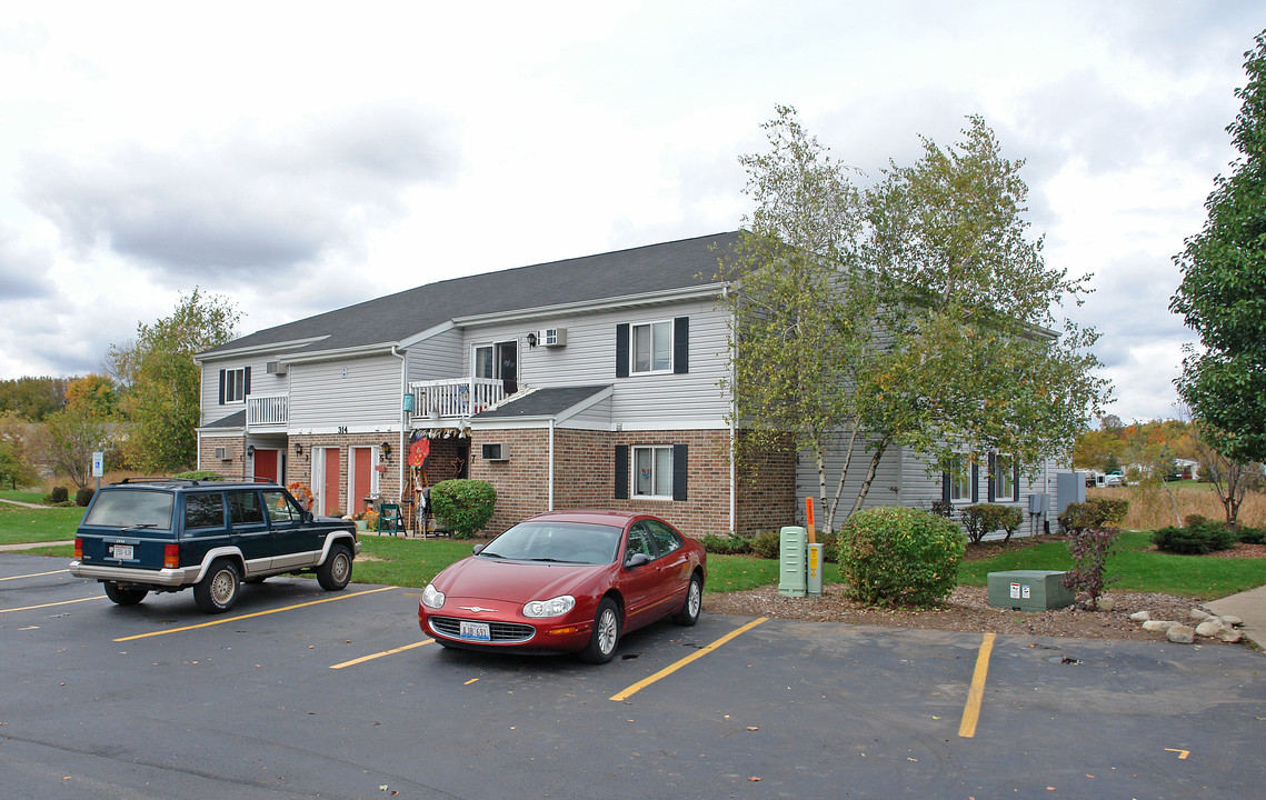 Marina Shores Apartments in Waterford, WI - Building Photo