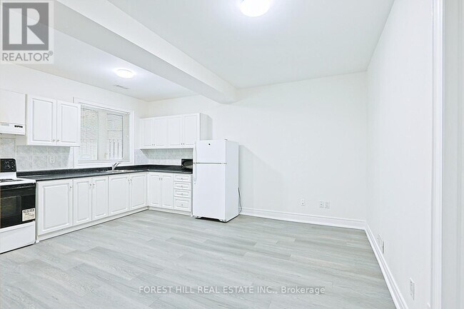 61 Fairchild Ave in Toronto, ON - Building Photo - Building Photo