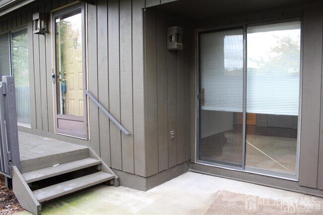 3 Westgate Dr in Edison, NJ - Building Photo - Building Photo