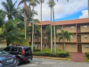 120 Sparrow Dr in Royal Palm Beach, FL - Building Photo - Building Photo