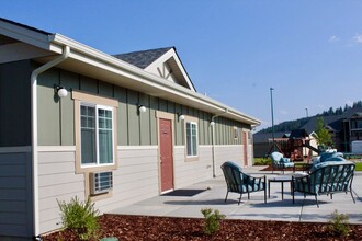 Riverstone Place Apartments in Coeur d'Alene, ID - Building Photo - Building Photo