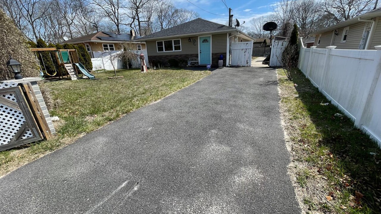 78 Brushwood Dr in Shirley, NY - Building Photo