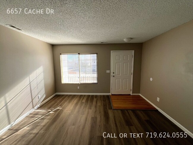 6657 Cache Dr in Colorado Springs, CO - Foto de edificio - Building Photo