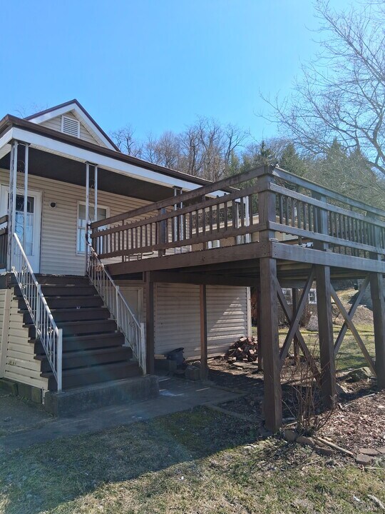 2210 Marshall St in Mcmechen, WV - Building Photo