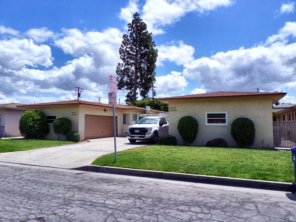 10520 Myrtle St in Downey, CA - Building Photo