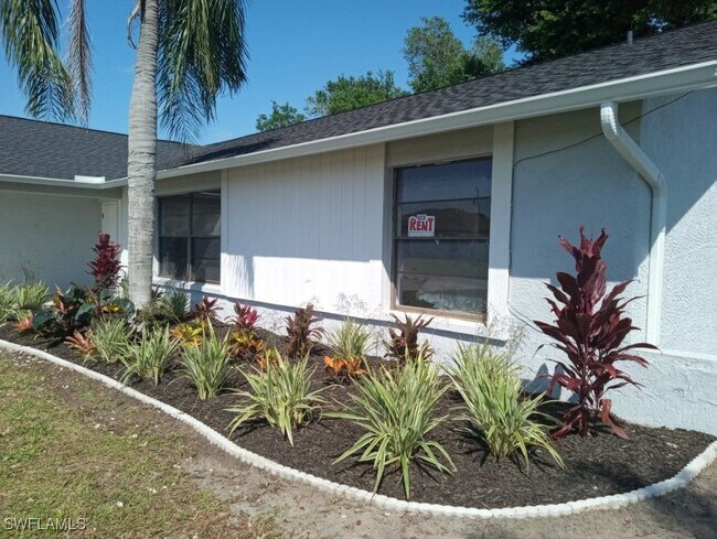 159 SE Santa Barbara Pl in Cape Coral, FL - Building Photo - Building Photo
