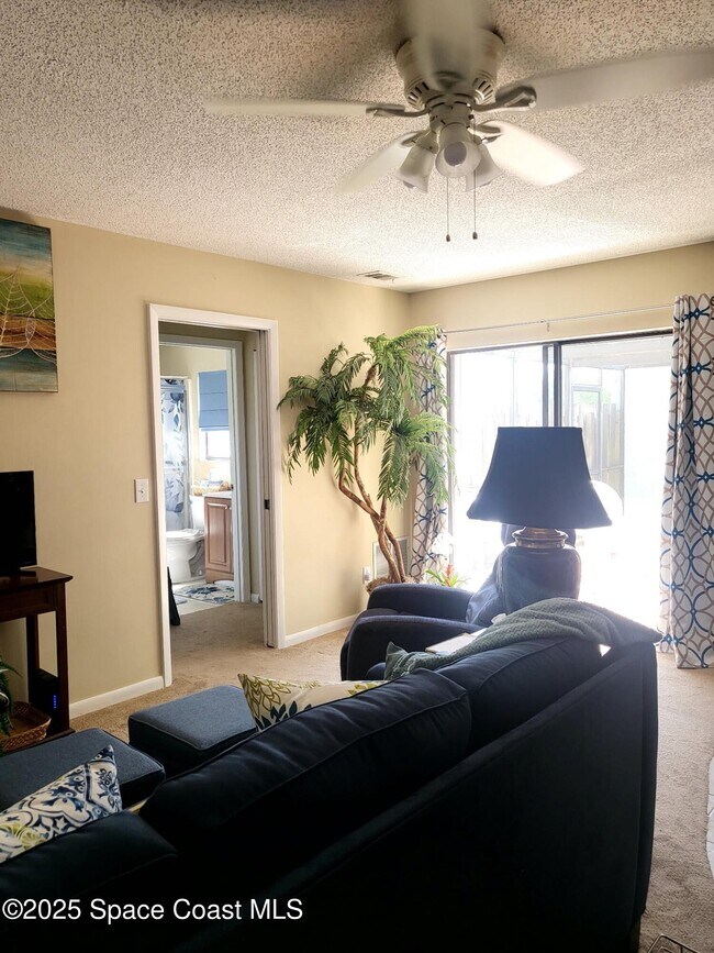 1123 Breezy Way in Sebastian, FL - Foto de edificio - Building Photo