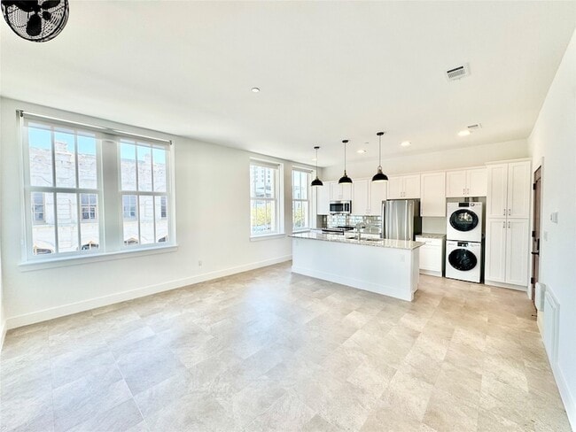 2102 Mechanic St, Unit 202 in Galveston, TX - Building Photo - Building Photo