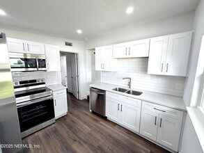 3263 S Peninsula Dr in Daytona Beach, FL - Building Photo - Building Photo