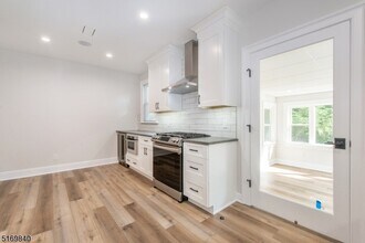 31-37 Oak Grove Rd, Unit 2 in Caldwell, NJ - Building Photo - Building Photo