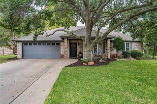 911 Meadowlark Ln in Granbury, TX - Building Photo