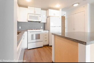 155 1st St W in North Vancouver, BC - Building Photo - Building Photo