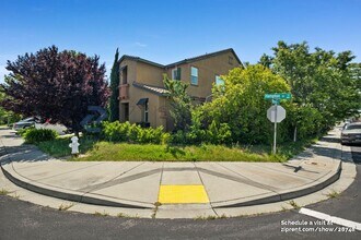 887 Hampton St in Vacaville, CA - Foto de edificio - Building Photo