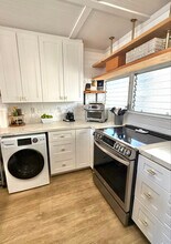 2421 Ala Wai Blvd in Honolulu, HI - Foto de edificio - Building Photo