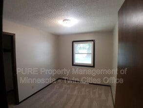 571 County Rd B E in Maplewood, MN - Building Photo - Building Photo