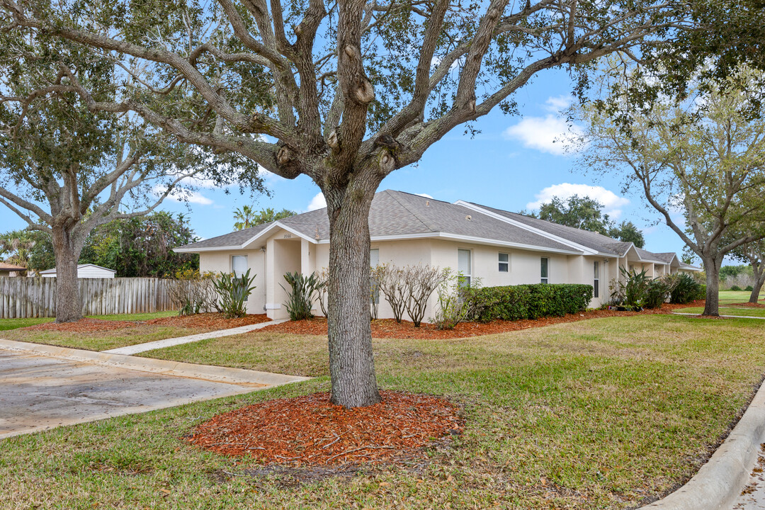 2074 Foxwood Dr in Melbourne, FL - Building Photo