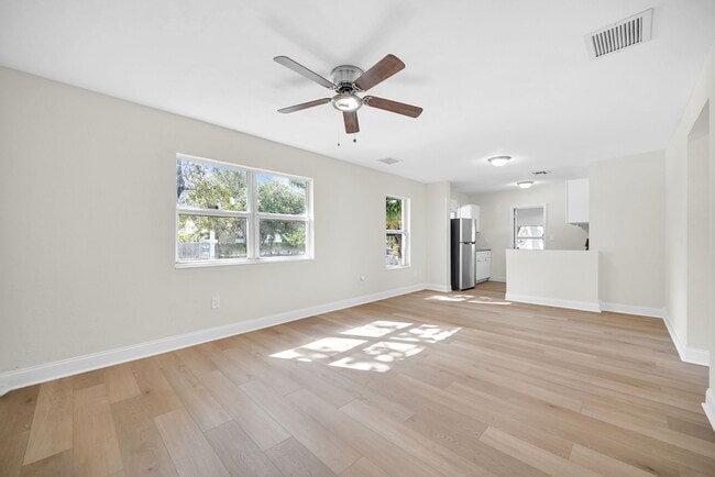 299 NW 43rd St in Miami, FL - Foto de edificio - Building Photo